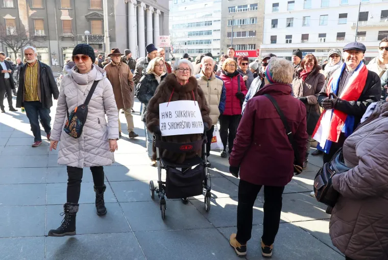 Građani su svoje poruke poslali i transparentima. &quot;HNB. Sukrivac za siromaštvo Hrvata&quot;, stoji na jednom od transparenata.