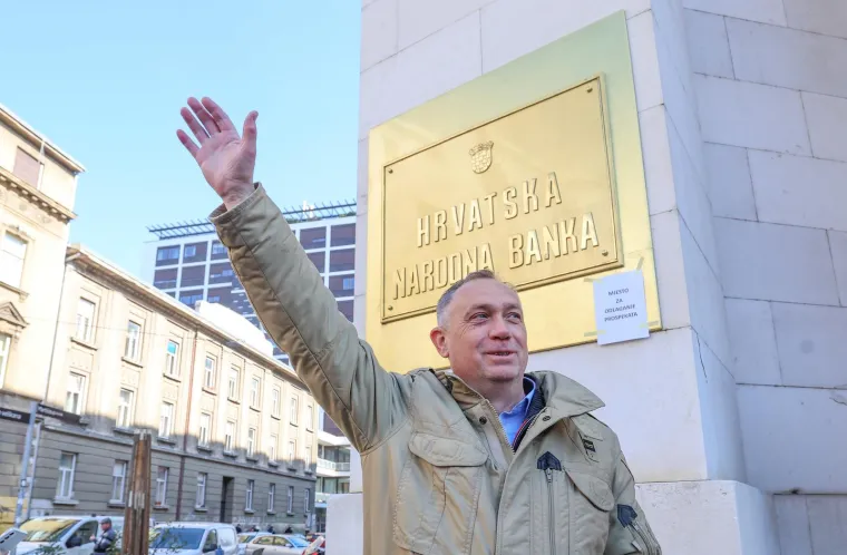 &quot;Tijela javne vlasti do sada nisu reagirala, uključujući HNB koja je trebala prva reagirati, a onda i nadležne agencije i ministarstva. Sutra poslijepodne imamo sastanak s predstavnicima Savjeta banke&quot;, rekao je predstavnik platforme &quot;Halo, inspektore&quot; Josip Kelemen.