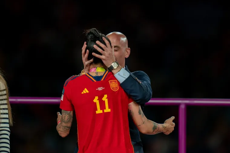 Rubiales je poljubio nogometašicu Hermosu bez njezina pristanka tijekom dodjele nagrada nakon finala Svjetskog prvenstva u nogometu 2023. u Sydneyu u kolovozu, u kojem su Španjolke osvojile naslov.