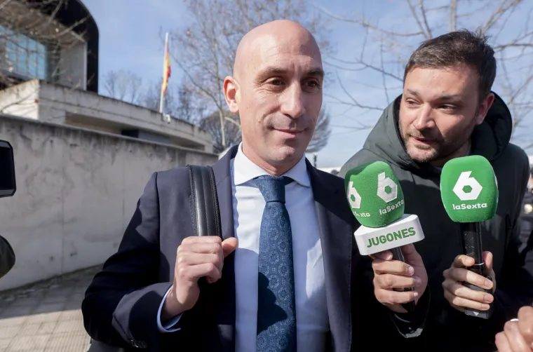 Rubiales izlazi iz sudnice.