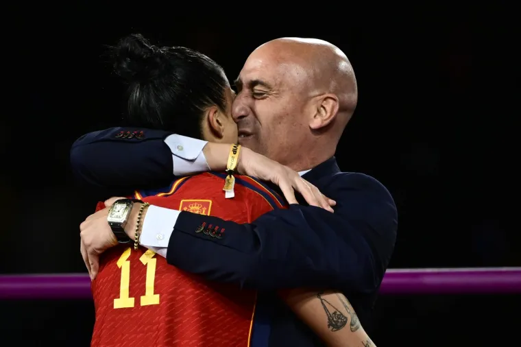 Zbog ovoga predsjednik Saveza mora platiti: Ljubio nogometašicu bez pristanka pred cijelim svijetom, nije ju puštao iz ruku