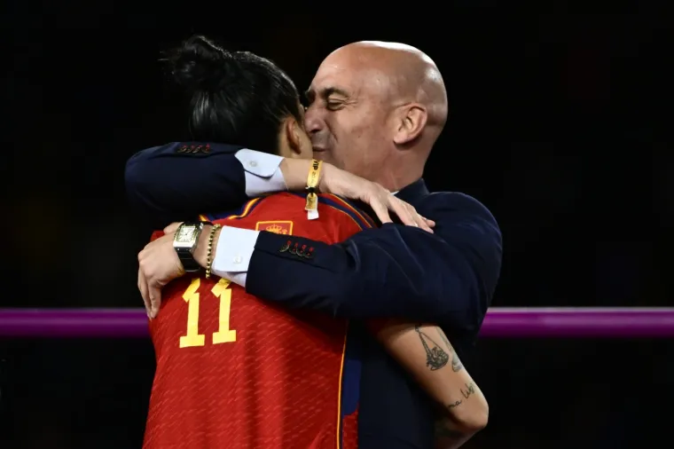 Zbog ovoga predsjednik Saveza mora platiti: Ljubio nogometa&scaron;icu bez pristanka pred cijelim svijetom, nije ju pu&scaron;tao iz ruku