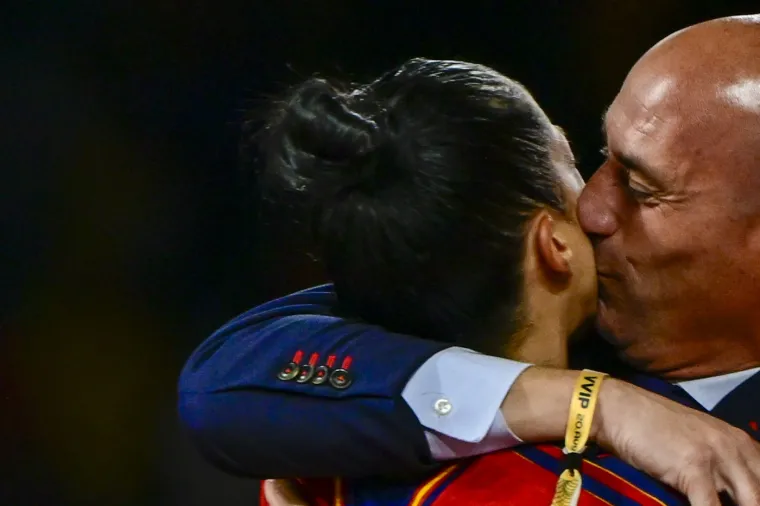 Zbog ovoga predsjednik Saveza mora platiti: Ljubio nogometa&scaron;icu bez pristanka pred cijelim svijetom, nije ju pu&scaron;tao iz ruku