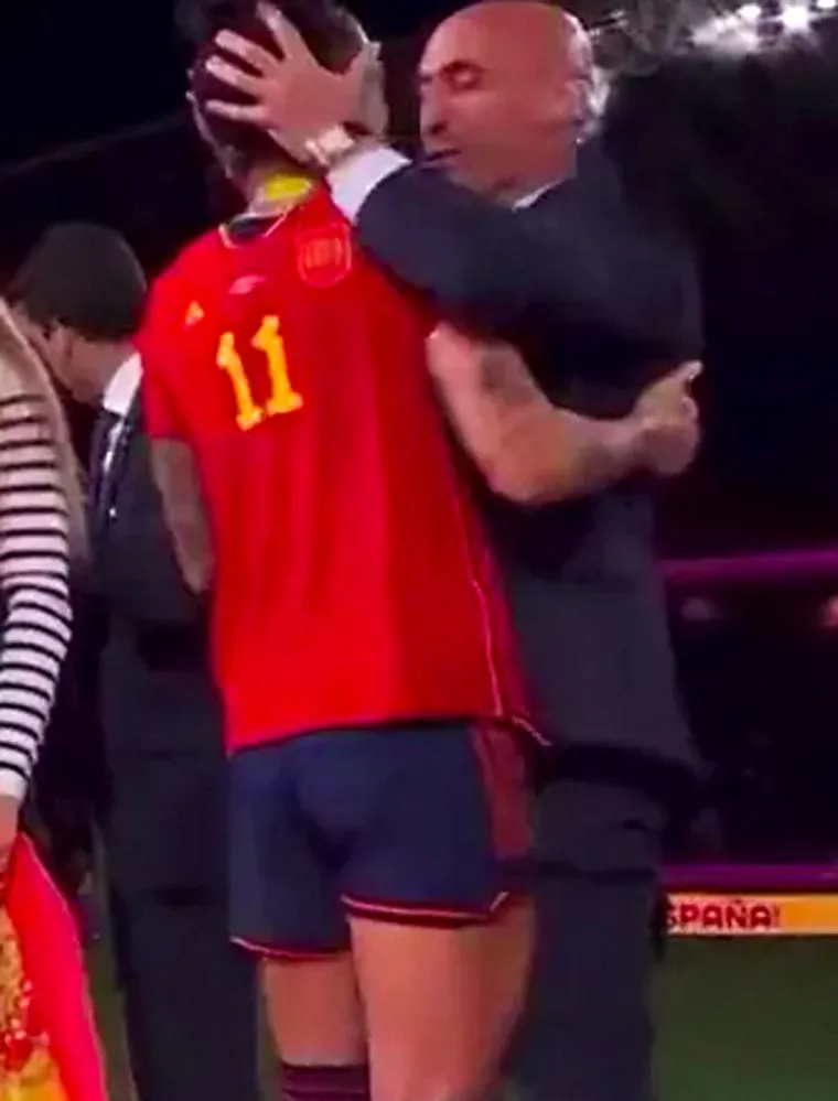 Zbog ovoga predsjednik Saveza mora platiti: Ljubio nogometa&scaron;icu bez pristanka pred cijelim svijetom, nije ju pu&scaron;tao iz ruku