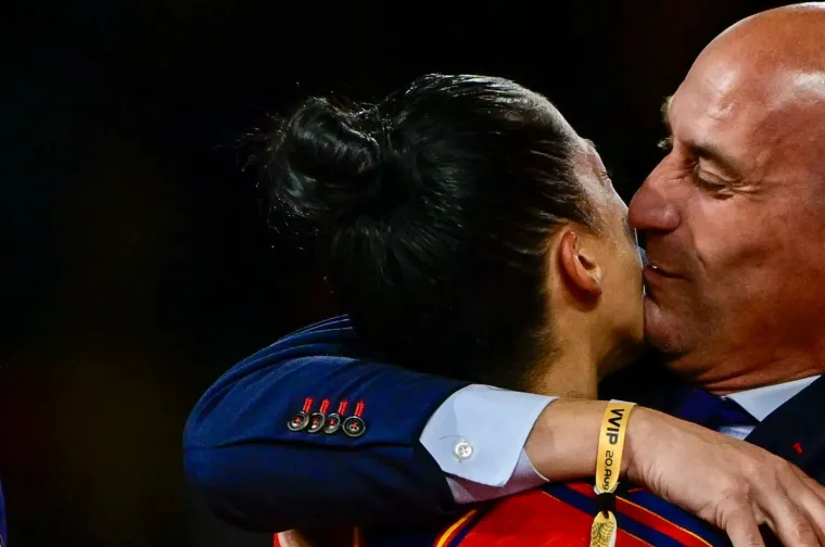 Zbog ovoga predsjednik Saveza mora platiti: Ljubio nogometa&scaron;icu bez pristanka pred cijelim svijetom, nije ju pu&scaron;tao iz ruku