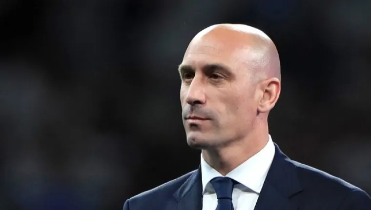 Zbog ovoga predsjednik Saveza mora platiti: Ljubio nogometa&scaron;icu bez pristanka pred cijelim svijetom, nije ju pu&scaron;tao iz ruku