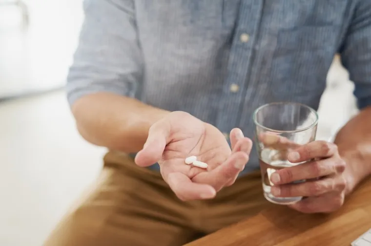 8. Odvikavanje od opioida. Nitko nas ni ne pokušava razumjeti jer smo sami sebi to učinili. Ali to su stvarno mučne stvari - cijelo tijelo počinje neispravno funkcionirati. Svaki živac u vašem tijelu vrišti na vas zbog kemikalije koju ne dobiva (što u prijevodu znači bol u kostima i zglobovima cijelog tijela, bol u živcima i bol u mišićima). A to je samo bol! Tu je i jaka gastrointestinalna reakcija, stalno zijevanje uz suzenje očiju, intenzivna depresija i tjeskoba, valunzi i nemoguće je spavati više od jedan do dva sata danima. Drago mi je što sam sada trijezan.