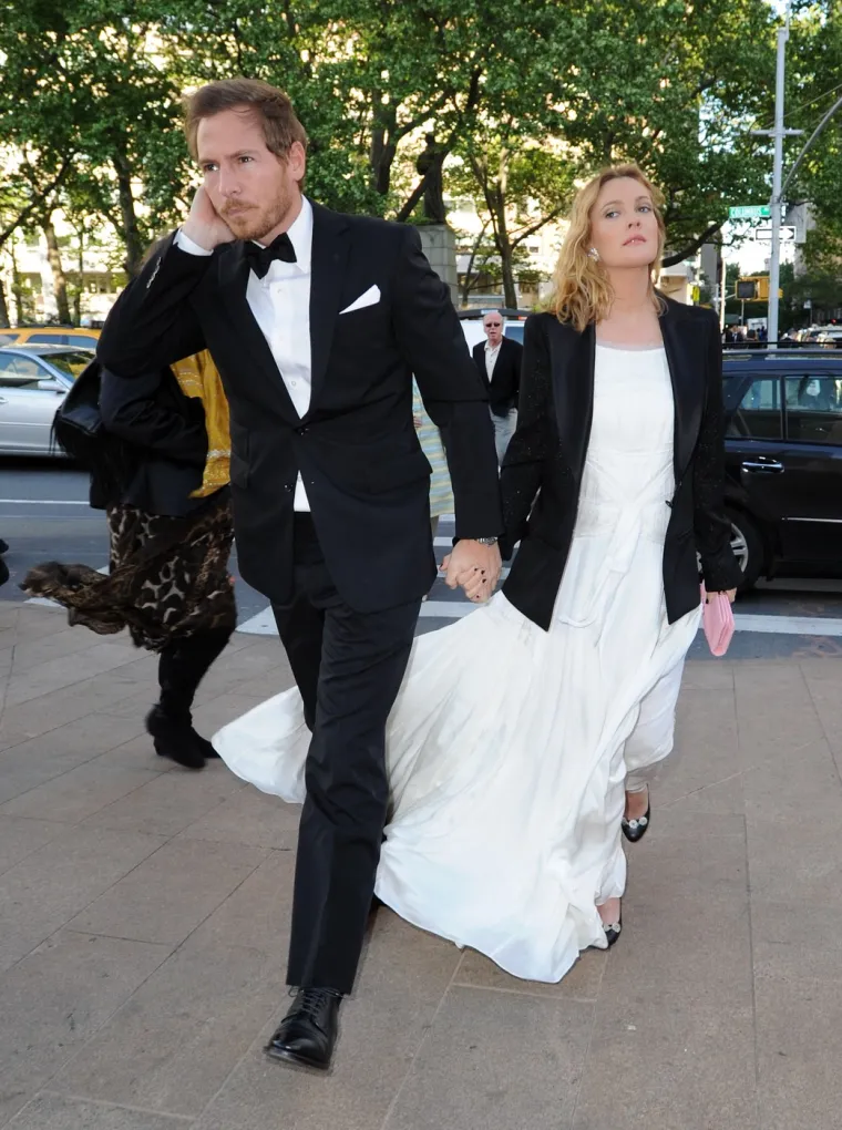 Godine 2012. udala se za Will Kopelmana, s kojim je imala dvoje djece, Olive i Frankie, ali su se razveli 2016. godine. Barrymore je često spominjala da je nakon razvoda pronašla mir i fokusirala se na obitelj i posao, a danas je ponosna majka dviju kćeri koje su njezin najveći prioritet.