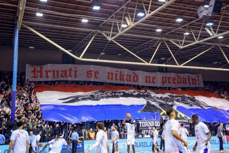 Hrvastski navijači izveli su i spektakularnu koreografiju koja je nabrijala hrvatske košarkaše. Hrvatska je sjajno počela i vodila protiv Francuske no onda su Francuzi brzo preokrenuli rezultat u svoje ruke i nisu ga ispuštali. &quot;Hrvati se nikad ne predaju&quot; - sjajna je poruka Tornada. 