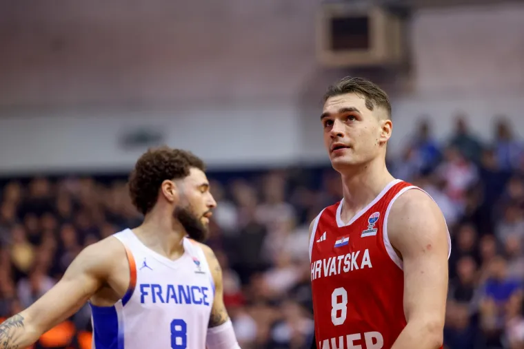 Najbolji među hrvatskim košarkašima u petak bio je Mario Hezonja koji je Francuzima utrpao 37 poena i uzeo 11 skokova. Još su dvoznamenkasti bili Luka Šamanić s 13 i Borna Kapusta s 10 poena