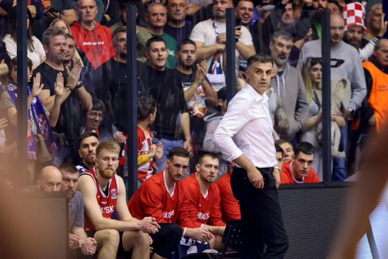 Unatoč povijesnome neuspjehu Sesar nije djelovao previše razočarano nakon poraza