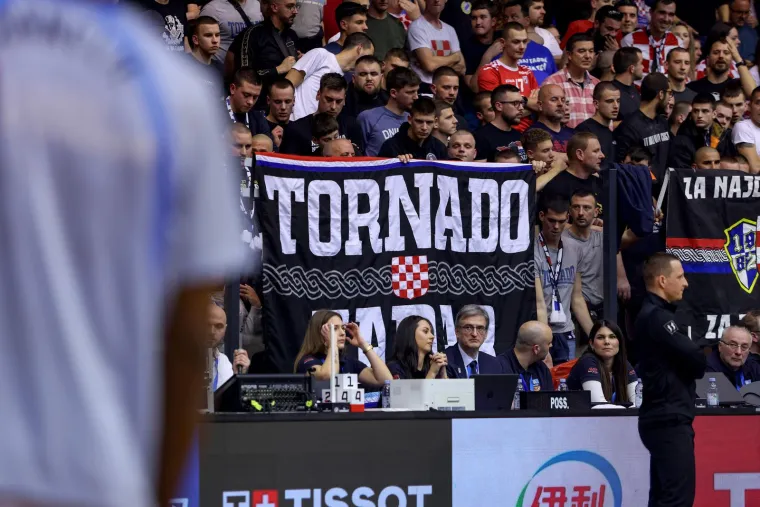 Hezonjina je želja da se sve utakmice igraju u Jazinama, a evo što izbornik misli o tome: &quot;Hrvatska reprezentacija nije od Jazina, od Zagreba, Splita, nego treba biti dostupna svima. I Slavonija, i opet Zadru, i Šibeniku... Sve su to sredine koje zaslužuju vidjeti reprezentaciju. Nema spuštanja glave. Spustio bih je da smo izašli na teren, te da ništa nismo pokazali. Izgubili smo od kvalitetnijeg protivnika. Kad se izgubi, nikako se ne može biti zadovoljan&quot;