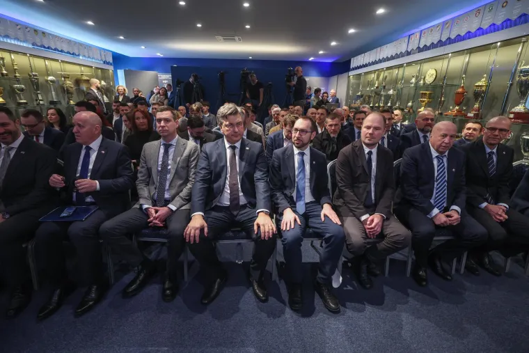 Press dvorana u Maksimiru napunila se mnogim poznatim licima.