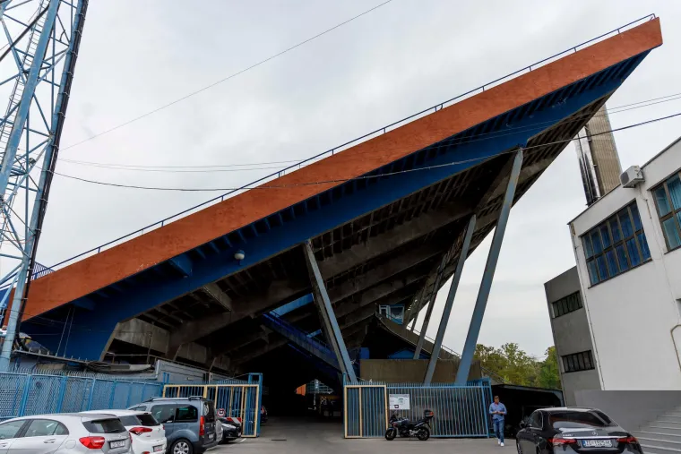 Žalosno je kako se divimo i gledamo kako drugi mogu, a svjedočimo ruglu,praznim pričama i obećanjima od kojih nema ništa. Primjerice osvrnimo se na stadion kojeg ima Salzburg, protivnik Modrih u ligi prvaka ima natkriven stadion i spojene tribine koje su odmah uz travnjak, a izgradnja je koštala &quot;skromnih&quot; 45 milijuna eura. Zašto smo upotrijebili taj izraz? Istina, to nisu bezvezne cifre, ali kada uzmemo u obzir kako je Maksimir kroz svoju povijest konstantno obnavljan iako to nije imalo nikakvog smisla.