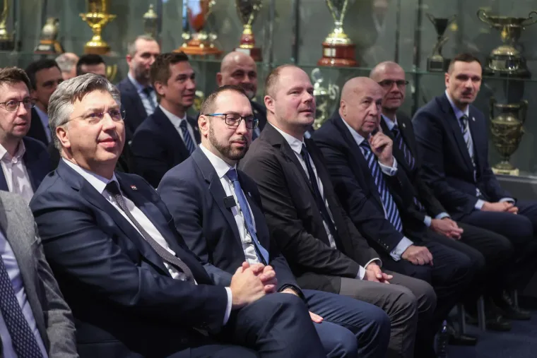 Otsaj epitanje hoće li Dinamo zaista ru&scaron;iti Maksmir nakon novoga stadiona u Kranjčevićevoj. NAravno dogovor je tu, no mnogi navijači Dinama sjećaju se Riječkog primejra u kojem je Katrida ostala u zaboravu