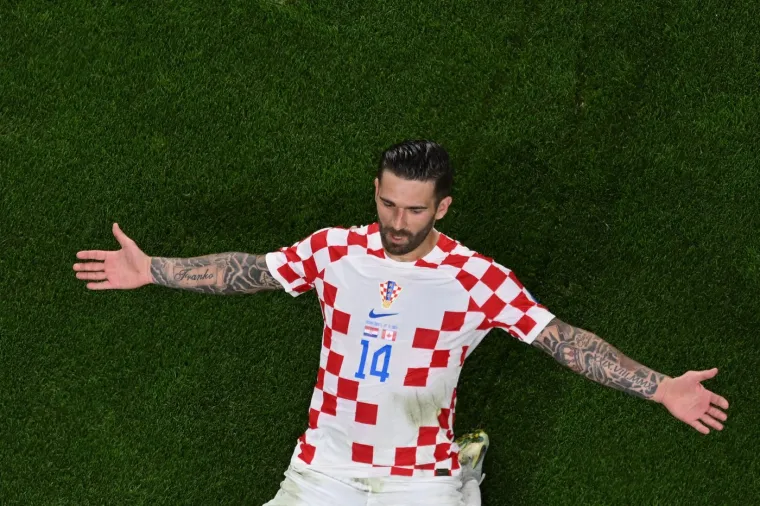 Niti kako širi ruke prilikom postizanja golova. 