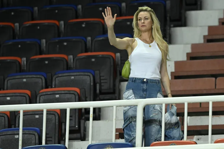 Iris je poznata po tome što ne propušta gotovo nijednu utakmicu svog supruga. Unatoč predrasudama zbog razlike u godinama, par je prošle godine proslavio 10 godina veze. Iris je izjavila da je Marko &quot;hodajuća emocija&quot; i da su zajedno prošli kroz mnoge izazove. 