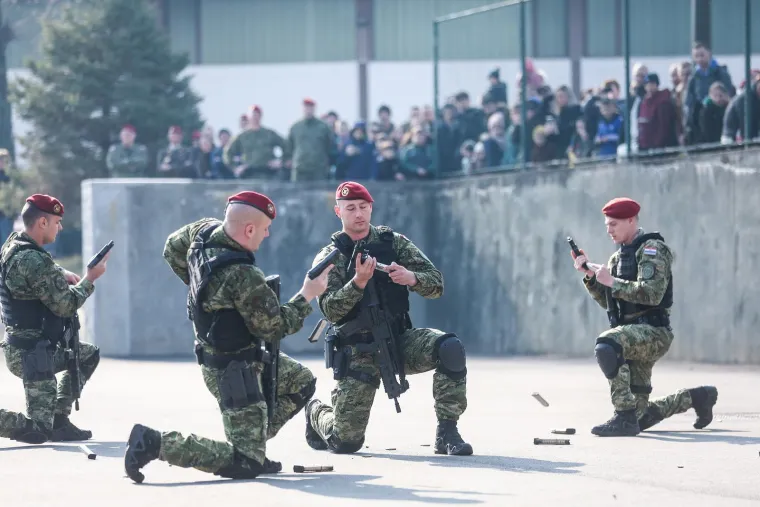 Noževi s hrvatskim grbom, snajperi i psi kao moćno oružje: Ovo je legendarna Počasna bojna