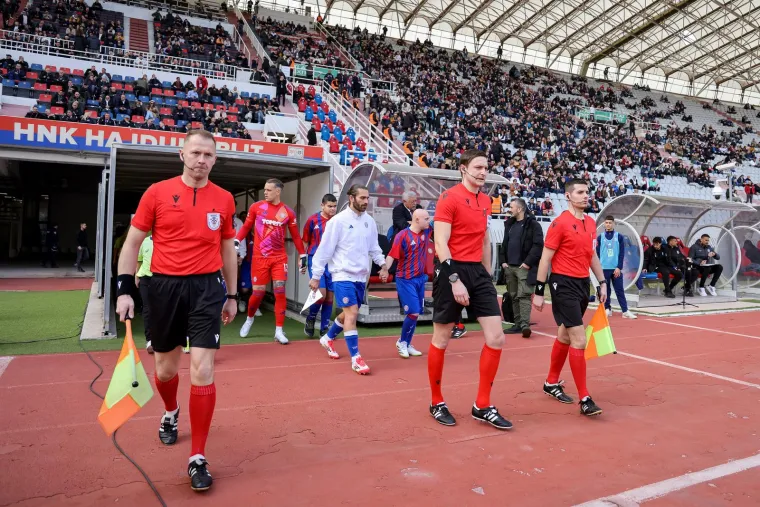 Trenutak kad su igrači Hajduka i Osijeka izašli na Poljud. Marko Livaja predvodi Bijele. 