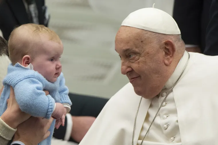 Tijekom audijencija djeca su često prilazila papi. Poput Isusa, papa je govorio: &quot;Pustite djecu da dođu k meni&quot; i zatim ih koristio kao primjer u svojim porukama. Također je pozvao parove da posvajaju djecu iz sirotišta umjesto da daju prednost kućnim ljubimcima, što je izazvalo podijeljene reakcije.