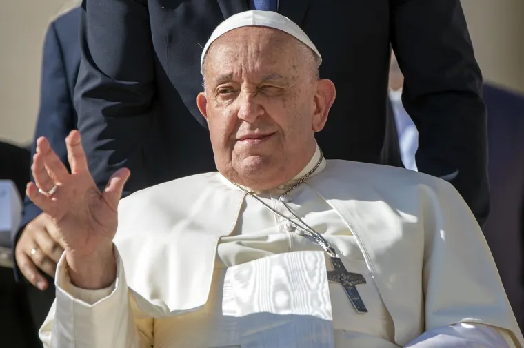 U biografiji pape Franje pod naslovom Veliki reformator, Austen Ivereigh spomenuo je da je Papa bio izvrstan plesač tanga. Naveo je čak i da su djevojke čekale u redu kako bi plesale s mladim Jorgeom. Godine 2010. papa Franjo izjavio je: &quot;Tango dolazi iz moje dubine.&quot;
