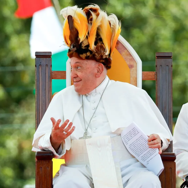 Papa Franjo zauzeo je pastoralni pristup prema LGBTQ+ zajednici. U intervjuu iz 2014. godine osvrnuo se na izazove s kojima su se roditelji suočavali kada su njihova djeca identificirala kao LGBTQ+, pozivajući ih na podršku i pratnju. Tom prilikom izjavio je: &quot;Moramo pronaći način da pomognemo tom ocu ili majci da budu uz svog [LGBTQ+] sina ili kćer.&quot;