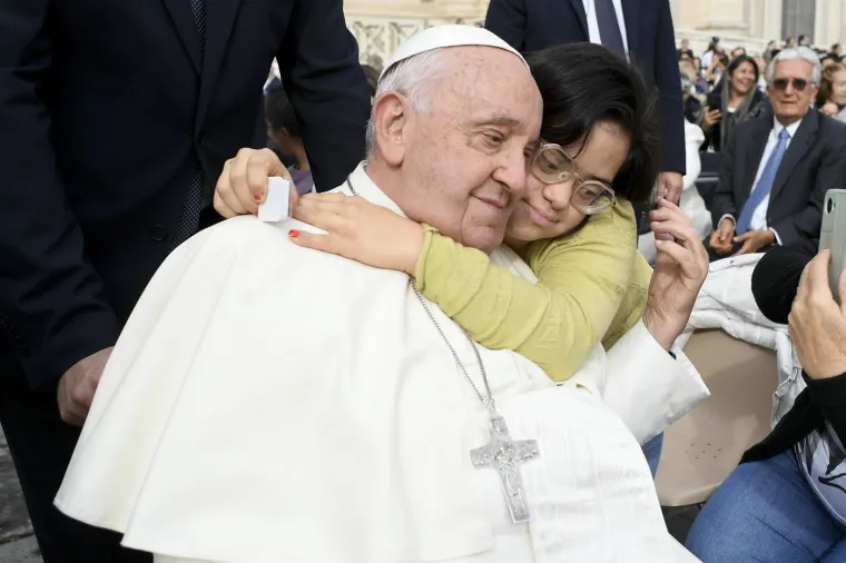 Papa Franjo obično ide na spavanje u 21 sat i budi se oko 4 ujutro. Spava oko šest sati dnevno, jer obično čita sat vremena nakon što legne, do 22 sata. &quot;Kasnije mi treba drijemež. Moram spavati 40 minuta do sat vremena. Skinem cipele i padnem u krevet. I također spavam duboko i budim se sam. Na danima kada ne uzmem drijemež, primijetim to,&quot; jednom je rekao.