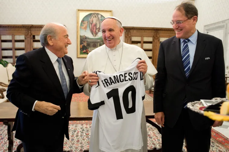 Kada se 2013. godine sastao s čelnicima FIFA-e, dobio je i dres sa svojim imenom i brojem 10. 