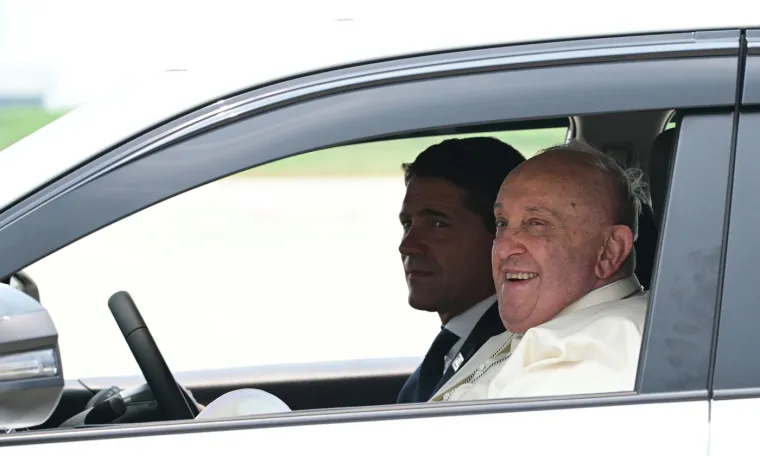 Od samog početka pontifikata papa Franjo odlučio se za modificirani bijeli Jeep Wrangler s otvorenim krovom umjesto tradicionalnog papamobila s neprobojnim staklom. Također je koristio jednostavnija vozila, poput rabljenog Renaulta 4 i čak Hyundaijevog hatchbacka tijekom posjeta. Vatikansko osiguranje ponekad inzistira na dodatnoj zaštiti u određenim regijama. 