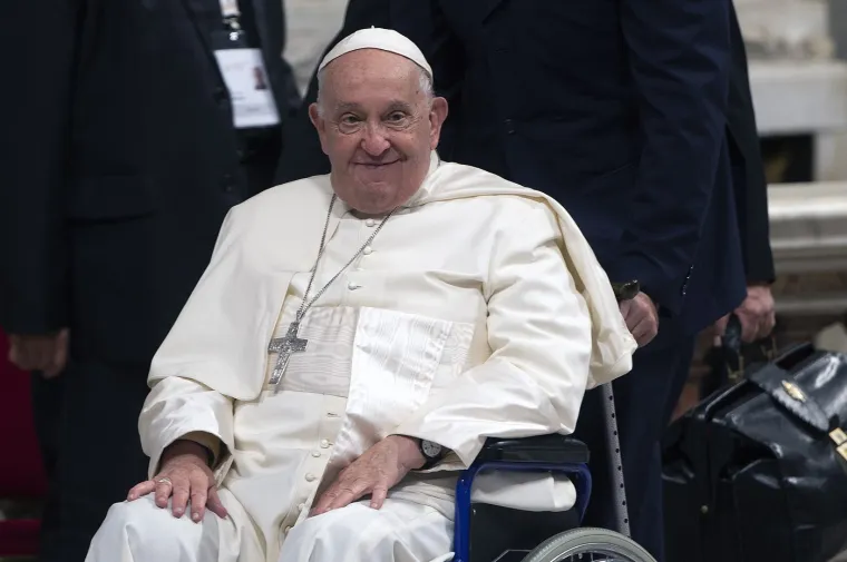 Papa Franjo često govori o važnosti radosti i humora u životu, kako za osobnu dobrobit, tako i za izgradnju boljih odnosa s drugima. "Gospodine, daj mi smisao za humor. Podari mi milost da razumijem &scaron;alu, da u životu otkrijem malo radosti i da je mogu podijeliti s drugima," moli se Sveti Otac svaki dan.