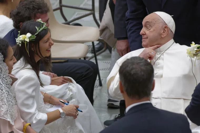 Iako vi&scaron;e ne živi u Argentini, papa Franjo i dalje navija za tim San Lorenzo de Almagro iz Buenos Airesa. Održava se u toku s najnovijim vijestima o timu zahvaljujući &scaron;vicarskoj gardi koja ga svakog tjedna obavje&scaron;tava o rezultatima, jer papa ne gleda utakmice.