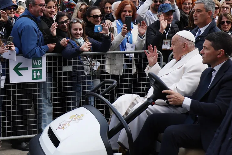 Papa Franjo kaže da nije gledao televiziju od 15. srpnja 1990. godine, kada je obećao Gospi od Karmela da to vi&scaron;e neće činiti. Sveti Otac je donio ovo obećanje jer je "osjetio da mi Bog to traži."