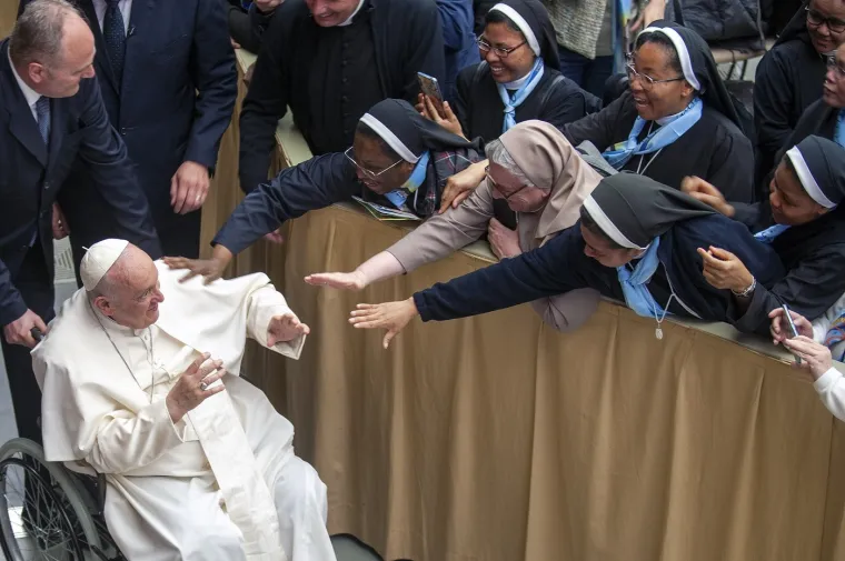 Od 1964. do 1965. godine, papa Franjo predavao je književnost i psihologiju na Koledžu Bezgre&scaron;nog Začeća u Santa F&eacute;u, a godinu dana kasnije, predavao je iste predmete na Colegio del Salvatore u Buenos Airesu. 1986. godine stekao je doktorat iz teologije u Freiburgu.