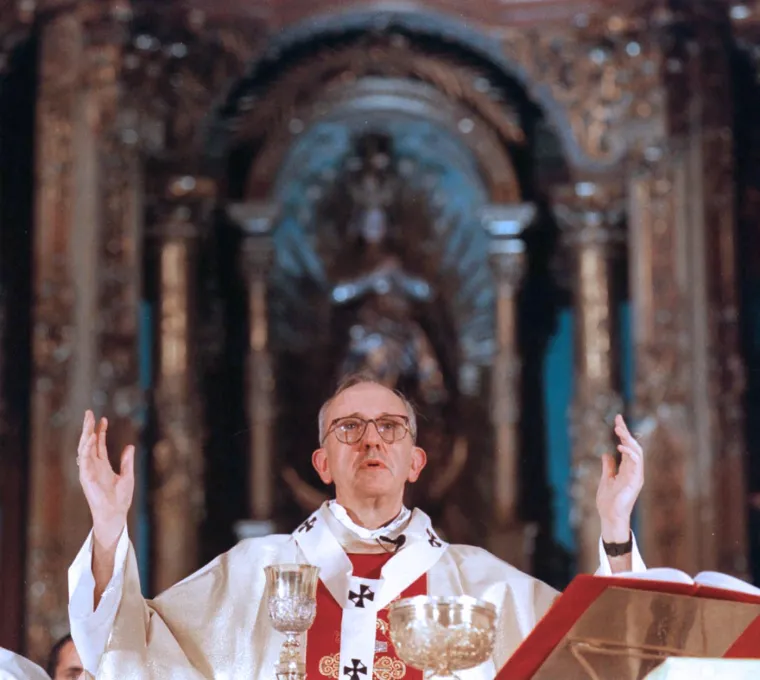 Budući papa,  kardinal Jorge Mario Bergoglio u katedrali u Buenos Airesu drži svetu misu