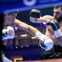 Dmitrij Bivol i Artur Beterbiev. Bivol baca udarac, Beterbiev se brani. 