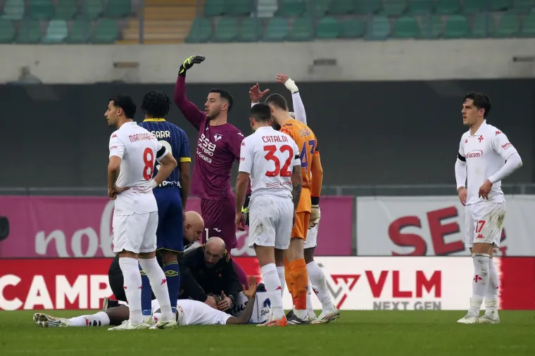 Moise Kean malo nakon što se samo srušio. Igrači su, kao i liječnička služba, odmah dotrčali do njega. Dramatični prizori. 