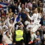 Luka Modrić eruptirao je od sreće i bacio se u emotivan trk. Santiago Bernabeuu u transu, pogledajte na fotografiji samo publiku na tribini. 
