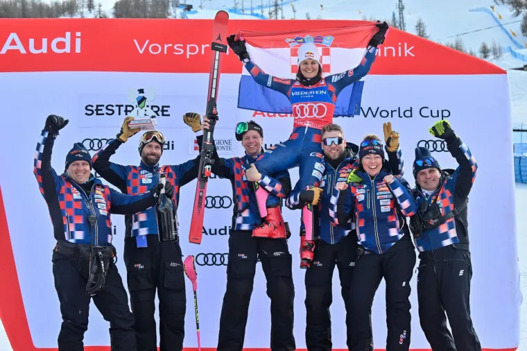 Članovi reprezentacije Hrvatske digli su Zrinku Ljutić u zrak nakon drugog mjesta. Ovo niste mogli vidjeti u prijenosu UŽIVO na TV-u. 