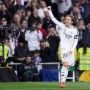 Modriću za četiri mjeseca istječe ugovor s Real Madridom, a trener Carlo Ancelotti smatra da 39-godišnji kapetan treba nastaviti igrati za europskog prvaka dok god to želi.

&quot;Modrić je dar nogometu. Treba nastaviti dok god želi. Ono što on radi, radi jako dobro&quot;, izjavio je Ancelotti upitan na konferenciji za medije želi li da Modrić nastavi igrati i nakon što mu ugovor s Realom istekne 30. lipnja.

&quot;Imali smo sreće što je s nama bila jedna igračka legenda. On je dar nogometu zbog svoje ozbiljnosti, kvalitete i profesionalizma&quot;, dodao je Realov trener.