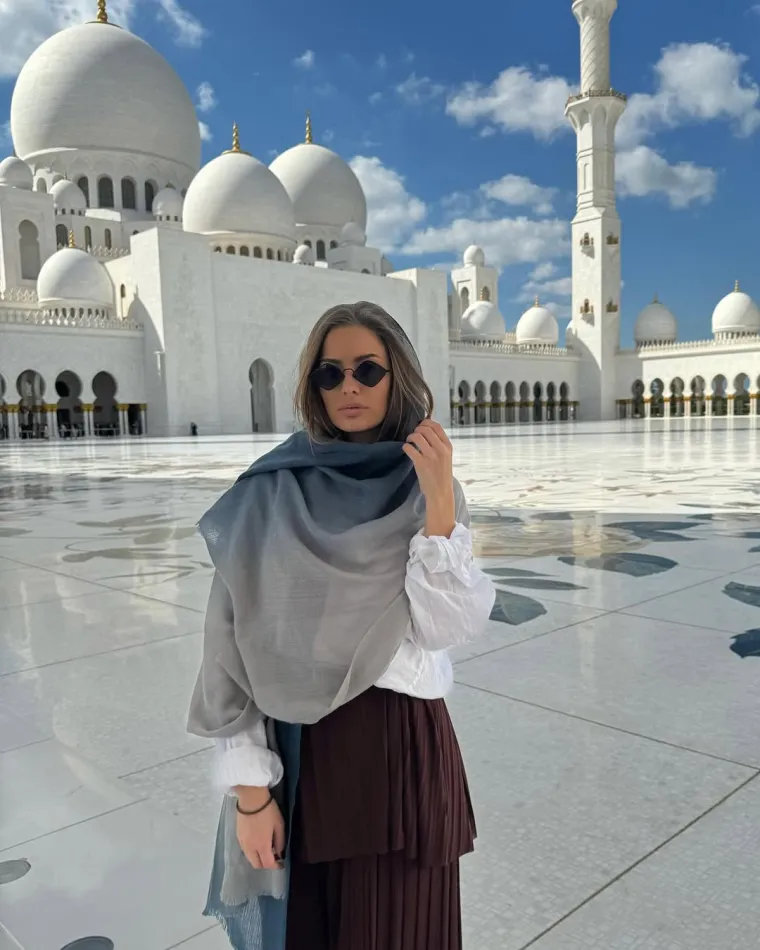Prošle godine posjetila je Abu Dhabi i pozirala ispred džamije šeika Zajeda.
