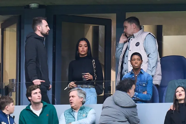 Ashlyn Castro (27) izgradila je značajnu karijeru kao model i influencerica na društvenim mrežama. Njezin Instagram profil broji oko 300 tisuća pratitelja, a redovito objavljuje fotografije koje prikazuju njezin glamurozni životni stil, uključujući luksuzna putovanja, modne kombinacije i ekskluzivne događaje. Ashlyn je također aktivna na TikToku, gdje objavljuje tutorijale o šminkanju i prikuplja milijune lajkova.