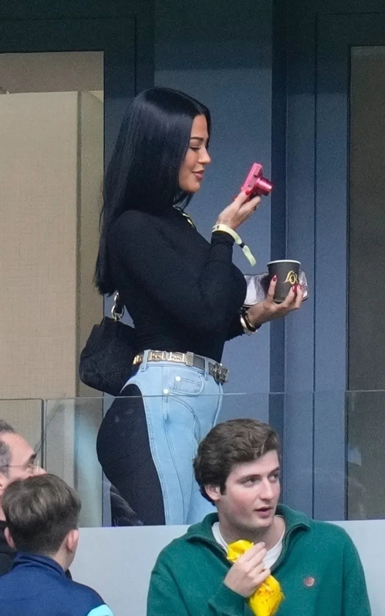 Veza Ashlyn Castro i Judea Bellinghama, 21-godišnjeg veznjaka Real Madrida, postala je jedna od najpraćenijih priča u svijetu nogometa i zabave. Iako ni Ashlyn ni Jude nisu službeno potvrdili svoju vezu, njihova zajednička pojavljivanja i interakcije na društvenim mrežama govore same za sebe.