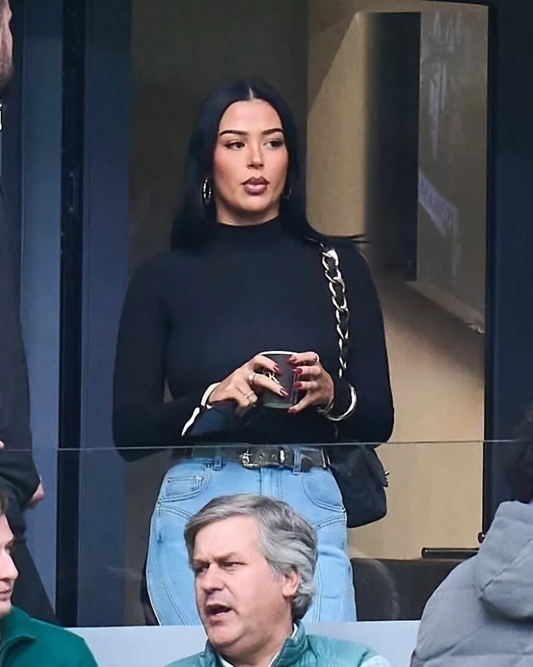 Na tribini je izgledala jako nezainteresirana, kao da je tu po nekoj kazni.