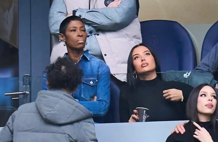 Gledala je gore, dolje, lijevo, desno... Svugdje samo ne na travnjak.