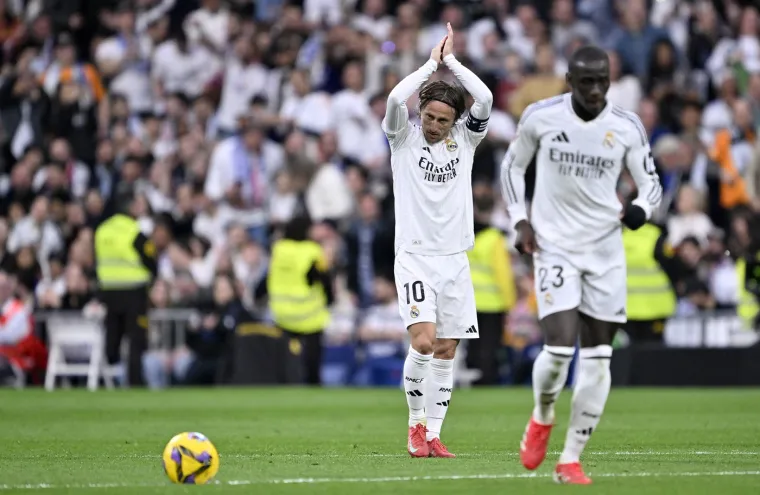 Dvije minute poslije Viníciusovog gola, Carlo Ancelotti je u 85. povukao Modrića iz igre, a kapetan Reala s terena je ispraćen ovacijama domaćih navijača.