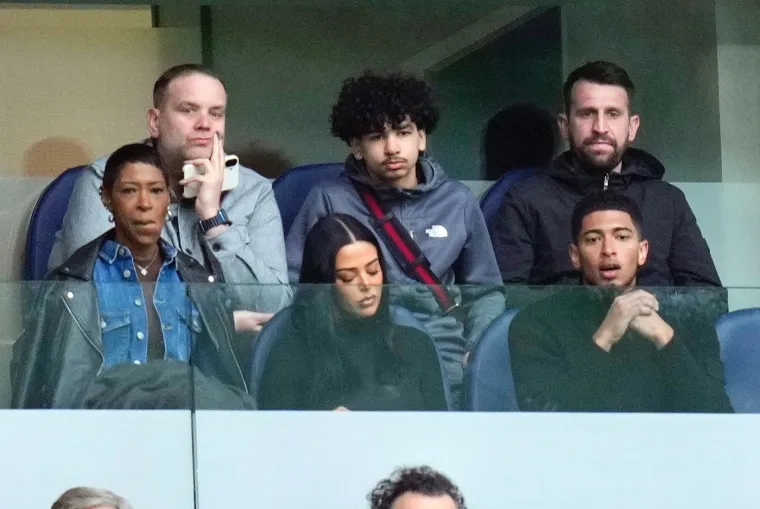 Gledamo i ne vjerujemo: Evo &scaron;to radi Bellinghamova djevojka dok on pored nje gleda Modrića i ekipu