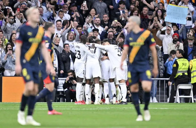 Svi su do&scaron;li čestitati Luki na golu. 