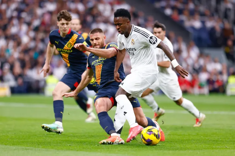 Gledamo i ne vjerujemo: Evo &scaron;to radi Bellinghamova djevojka dok on pored nje gleda Modrića i ekipu