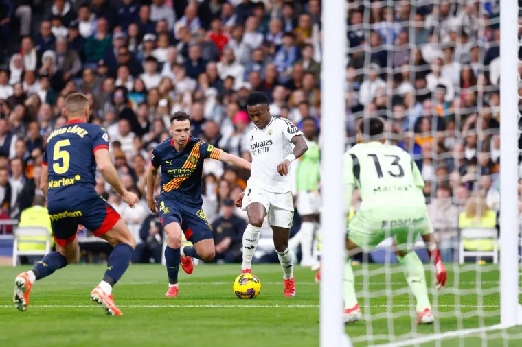 Gledamo i ne vjerujemo: Evo &scaron;to radi Bellinghamova djevojka dok on pored nje gleda Modrića i ekipu