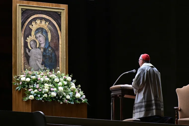 Osamdesetosmogodišnji Papa primljen je u rimsku bolnicu Gemelli 14. veljače nakon što je nekoliko dana imao problema s disanjem, a zatim mu je dijagnosticirana upala oba plućna krila.
